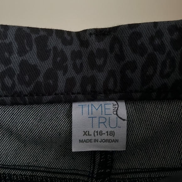 Leopard Denim Jeggings - Picture 2 of 3